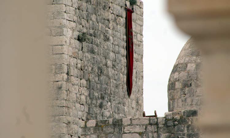 A Lannister banner flies from the city walls; Cersei still rules! / Photo: The Dubrovnik Times