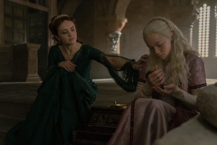 King's Landing Red Keep, Alicent (Olivia Cooke), Young Helaena (Evie Allen), 1x06 (1)