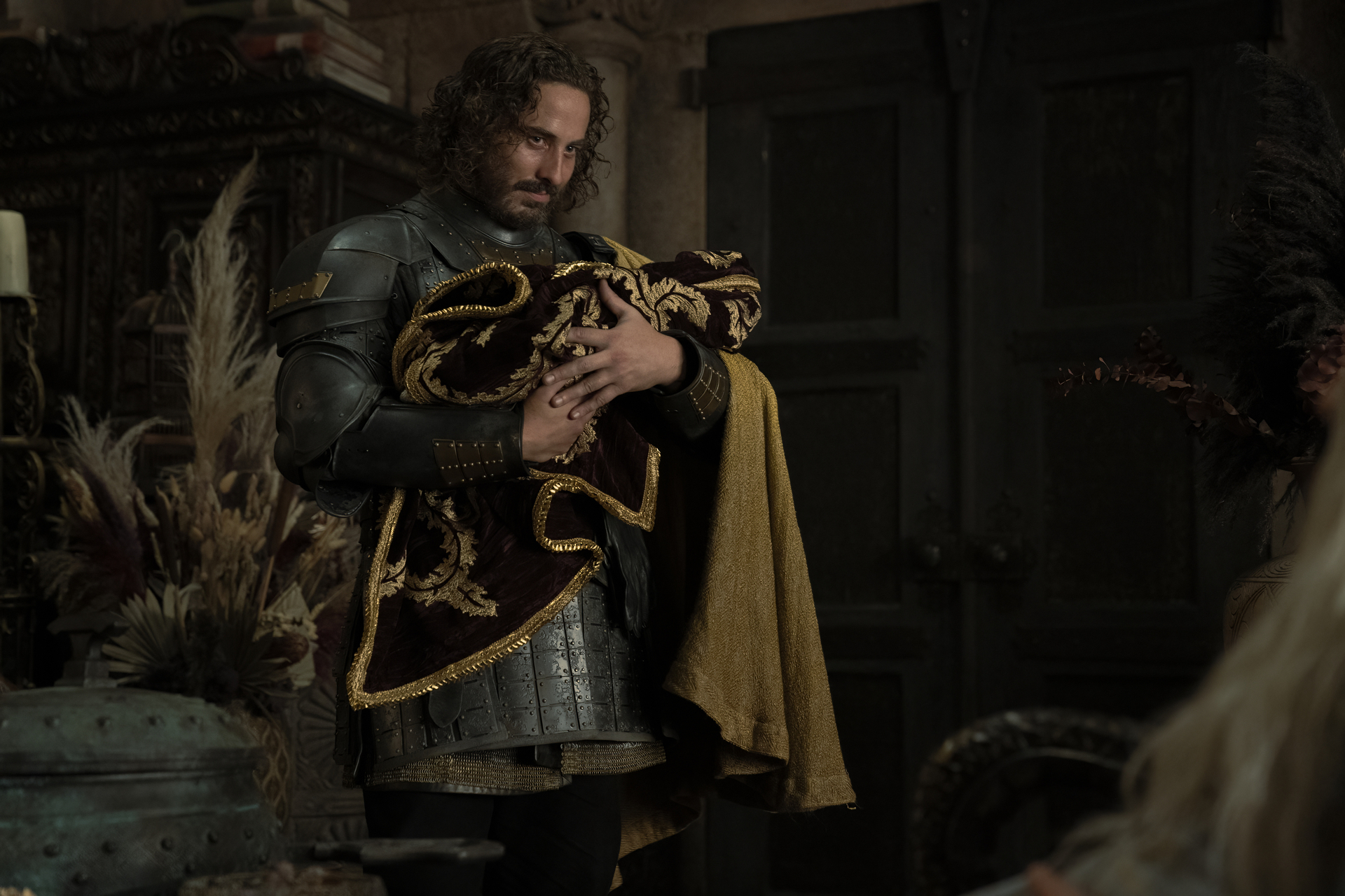 King's Landing Red Keep Rhaenyra's Chambers, Harwin Strong (Ryan Corr), Baby Joffrey Velaryon, 1x06 (1)