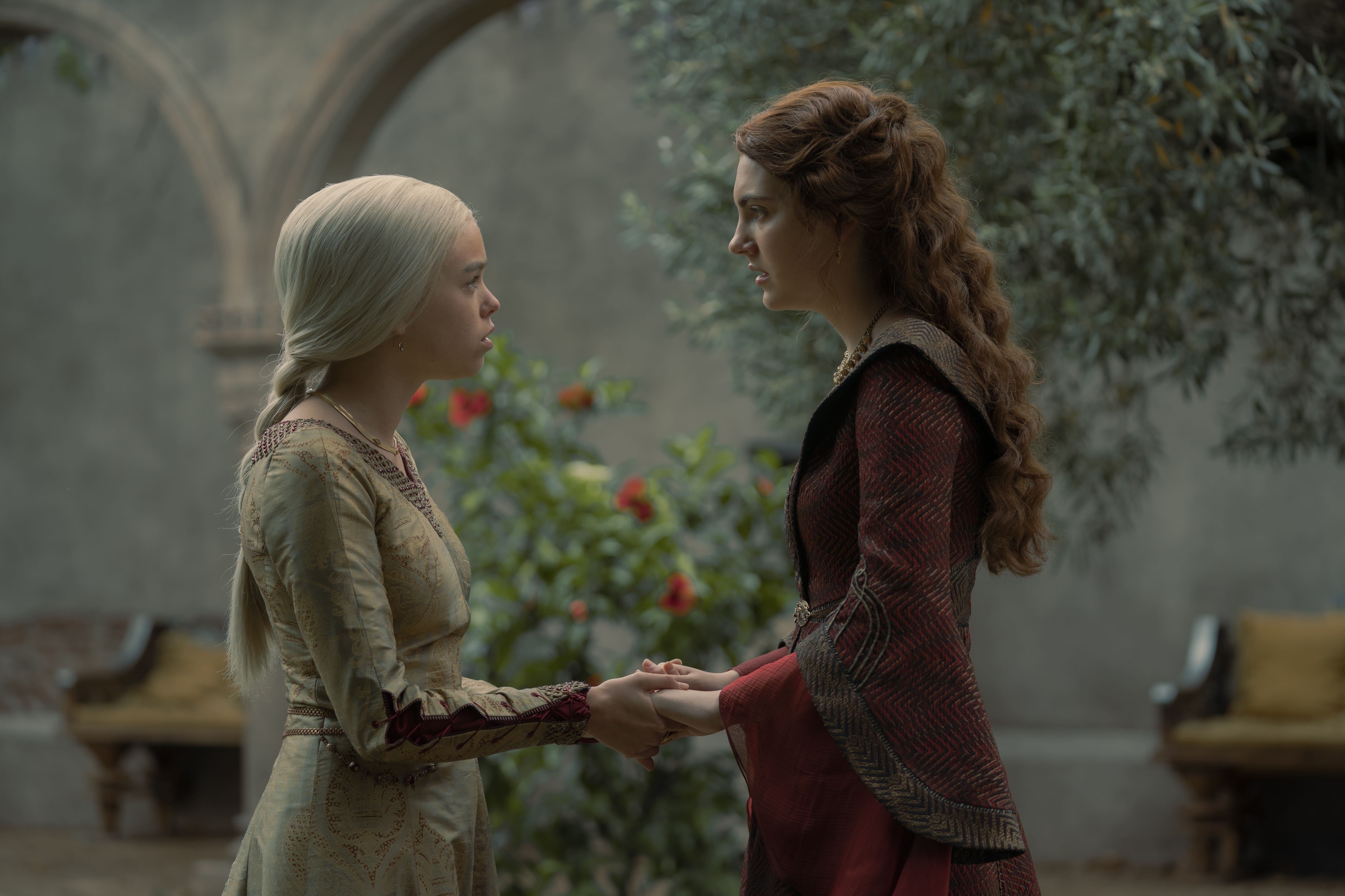 Young Alicent (Emily Carey), Young Rhaenyra (Milly Alcock), Red Keep Godswood 1x04 (2)