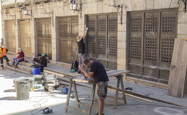 Hard at work converting the streets of Cáceres to a medieval setting — Jorge Rey / HOY