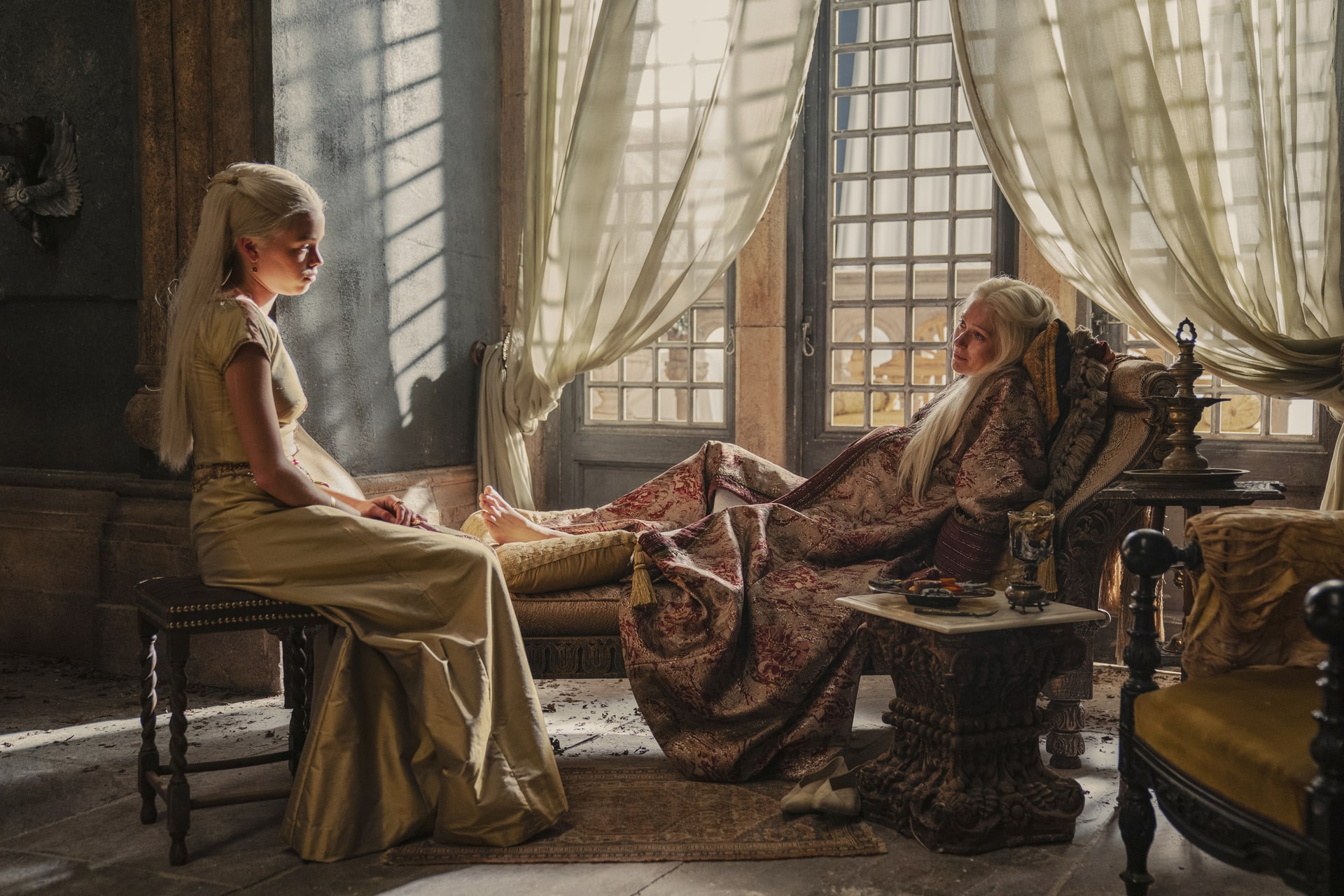 Aemma (Sian Brooke), Young Rhaenyra (Milly Alcock), Red Keep 1x01