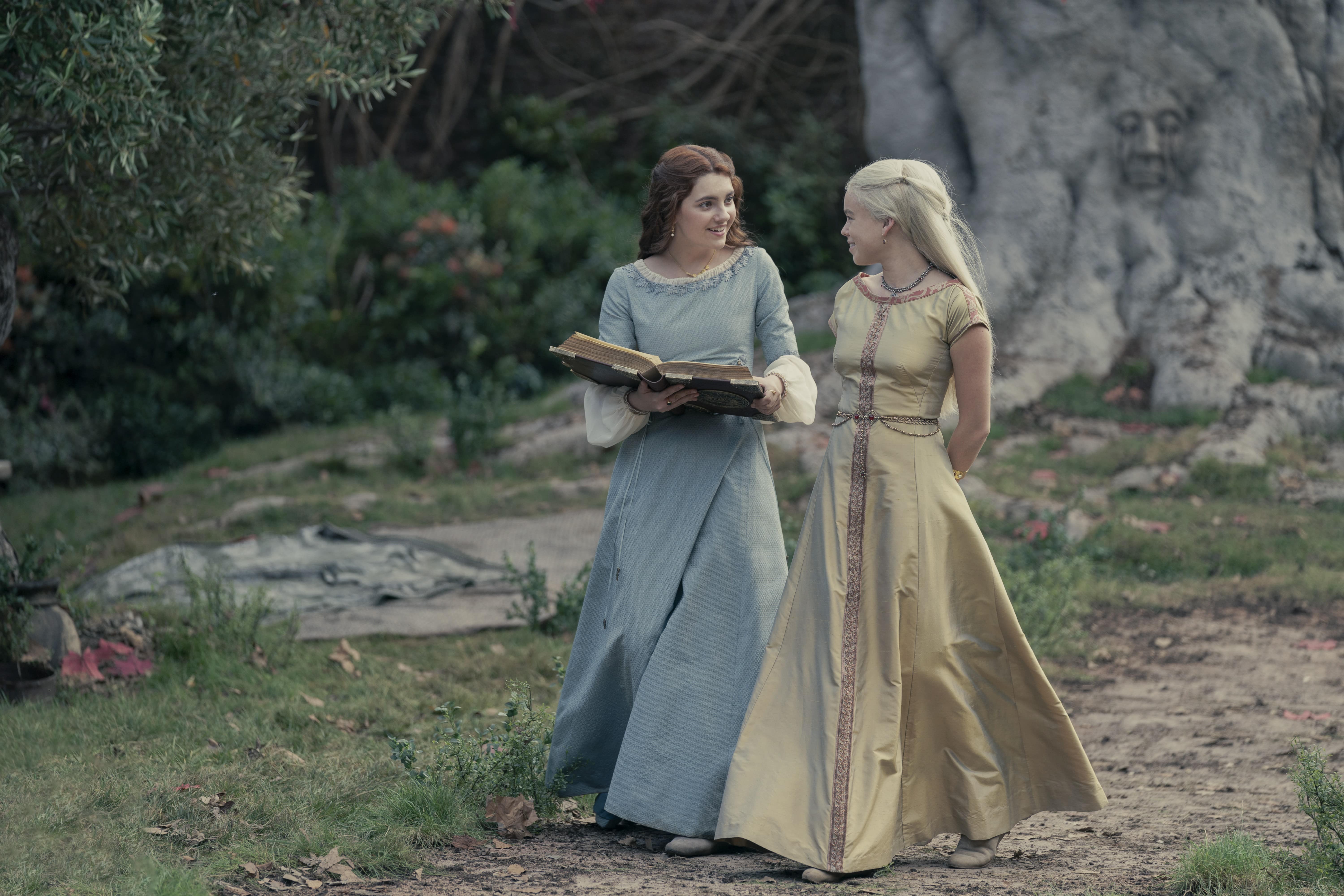 Young Rhaenyra (Milly Alcock), Young Alicent (Emily Carey) (2) 1x01