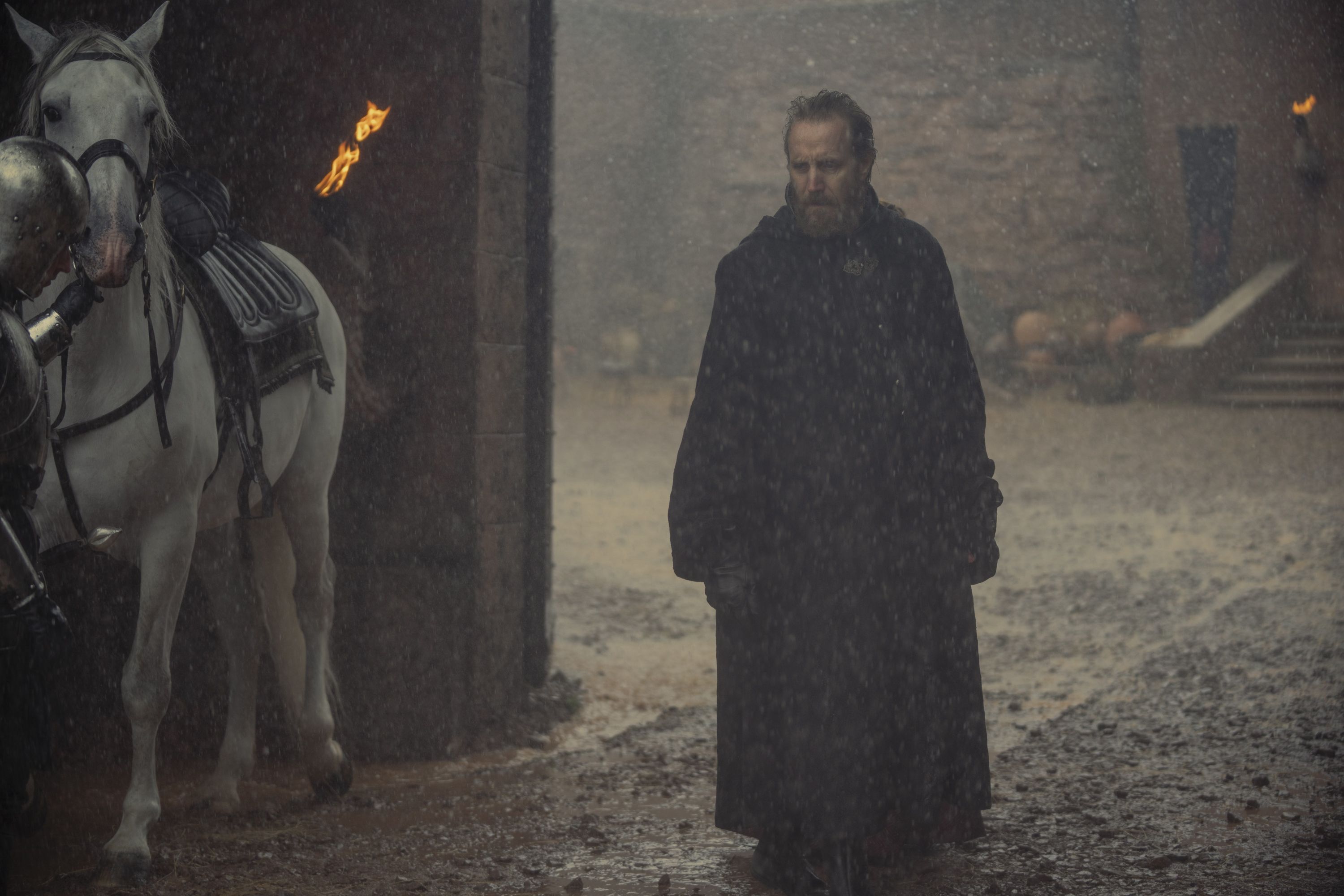 1x05 King's Landing Red Keep Entrance Otto Hightower (Rhys Ifans) (1)