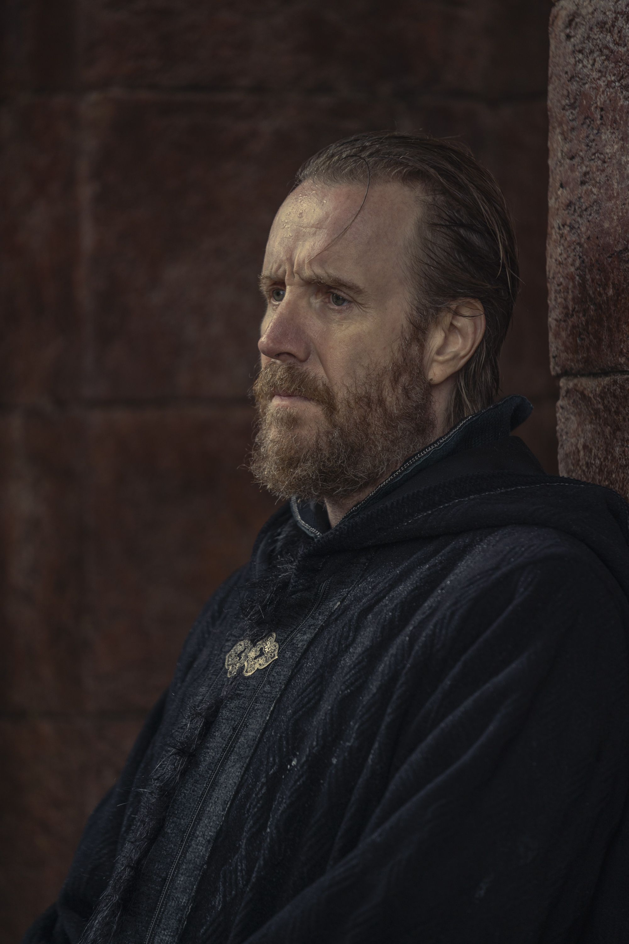 1x05 King's Landing Red Keep Entrance Otto Hightower (Rhys Ifans) (2)