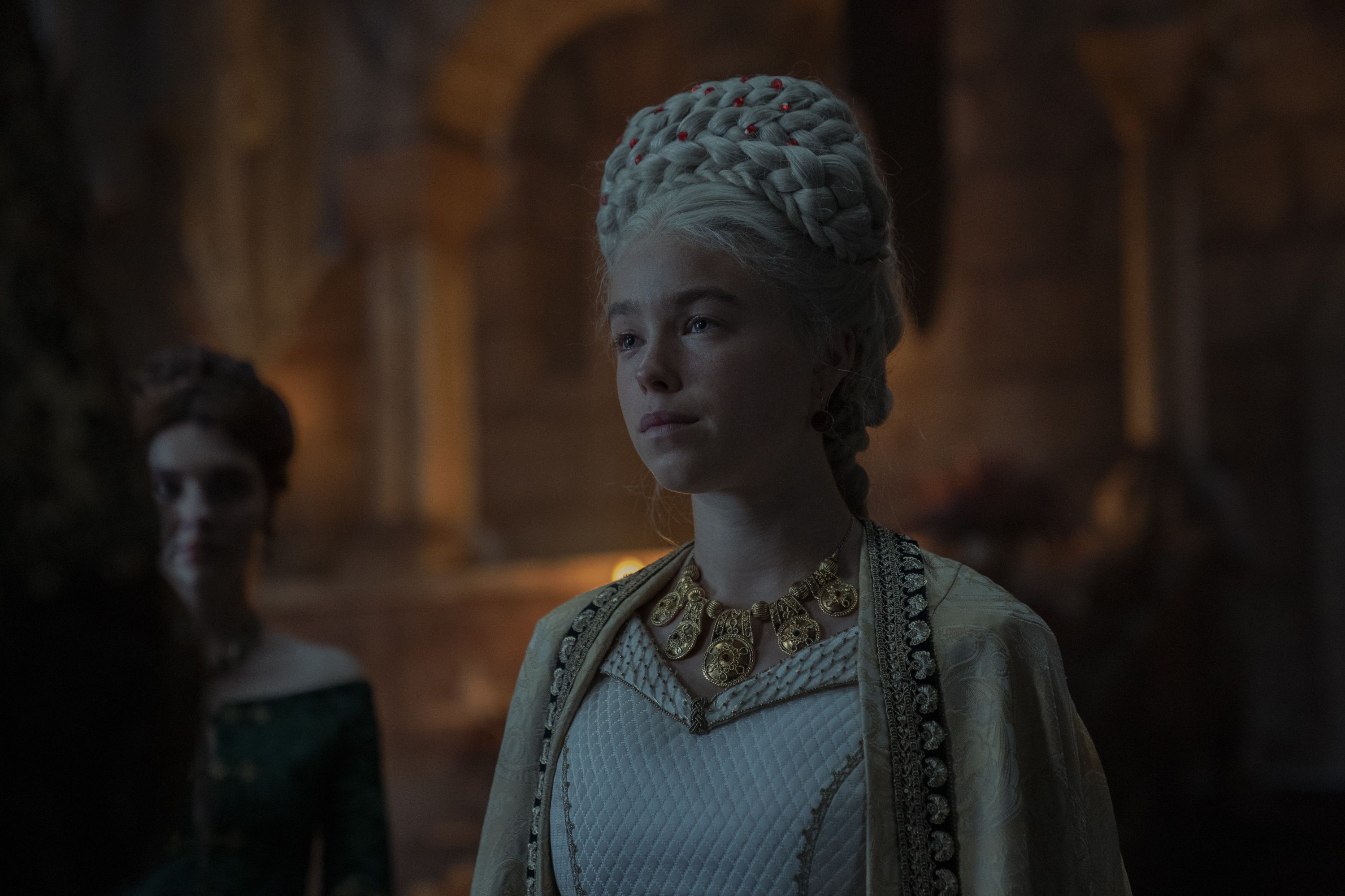 1x05 King's Landing Red Keep Throne Room Wedding Young Rhaenyra (Milly Alcock), Young Alicent (Emily Carey) (1)