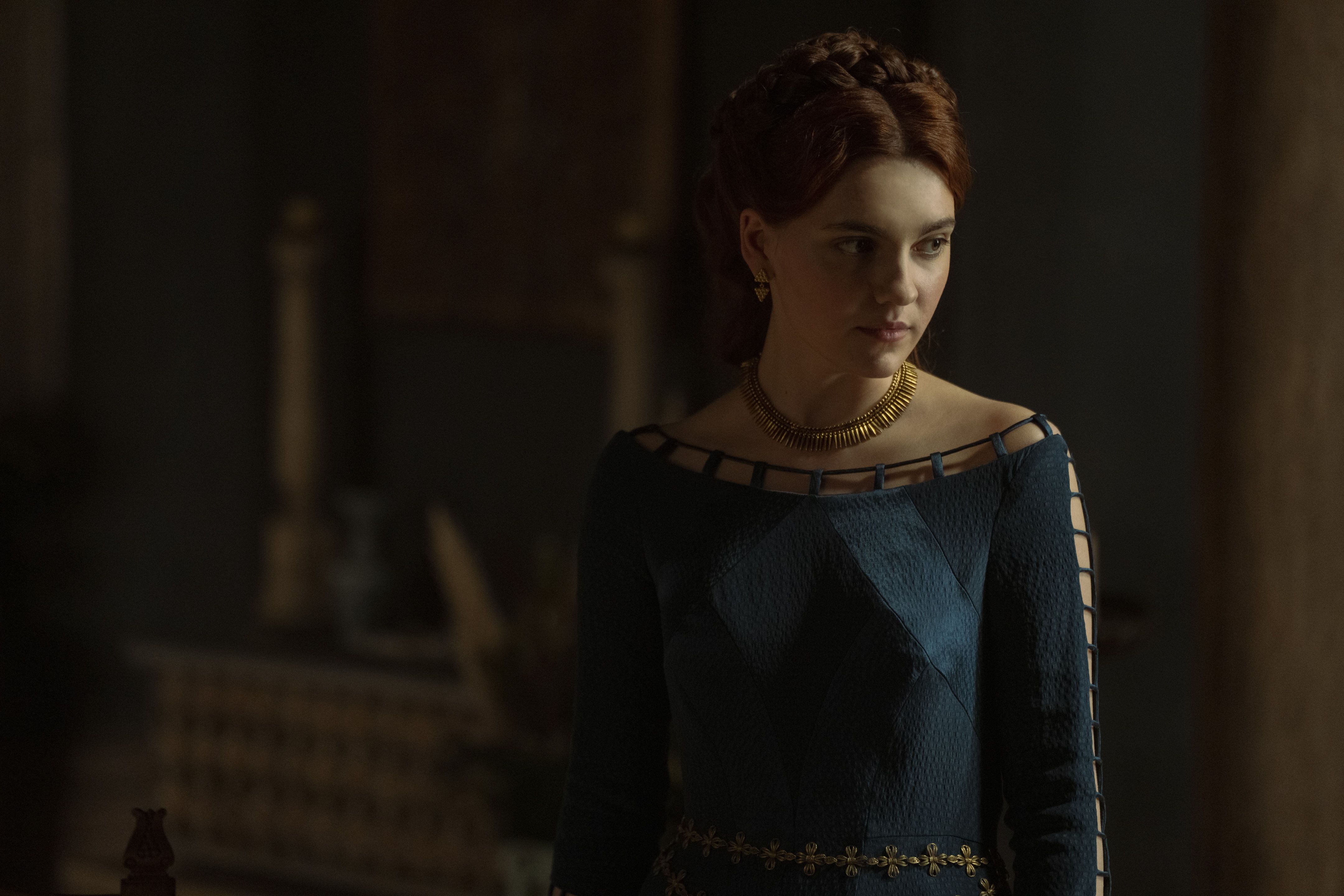 1x05 King's Landing Red Keep Young Alicent (Emily Carey)