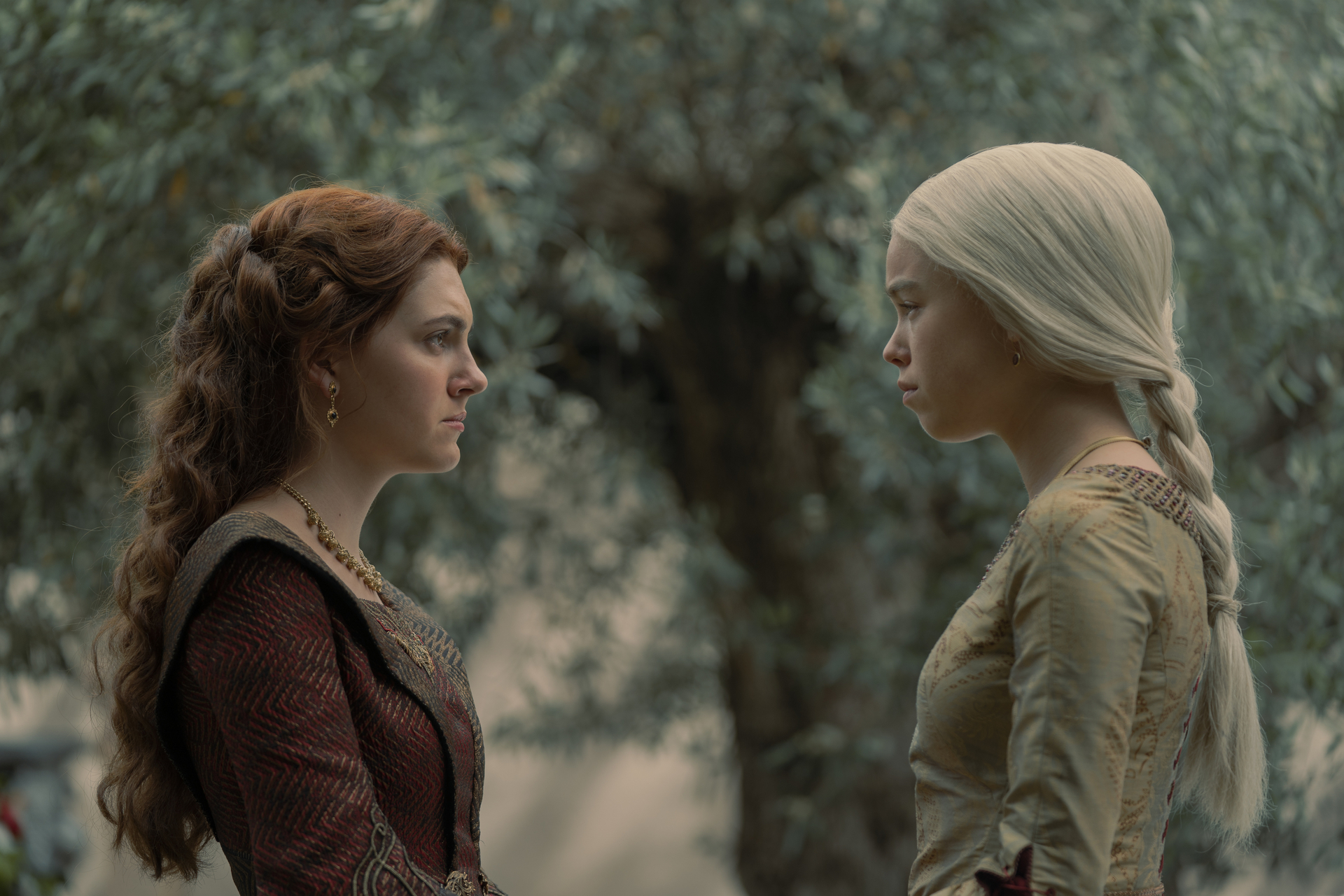 Young Alicent (Emily Carey), Young Rhaenyra (Milly Alcock), Red Keep 1x04