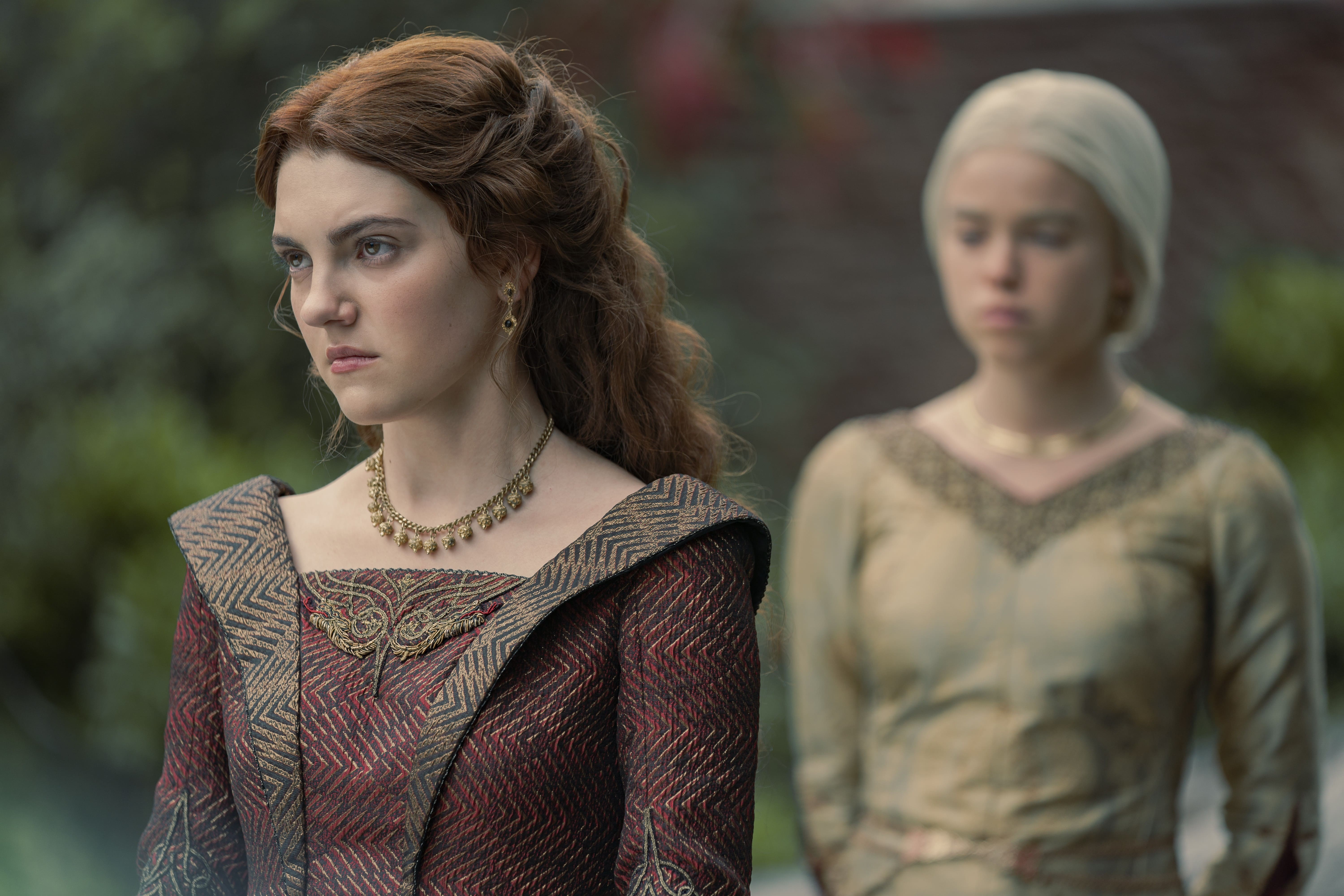 Young Alicent (Emily Carey), Young Rhaenyra (Milly Alcock), Red Keep Godswood 1x04 (3)