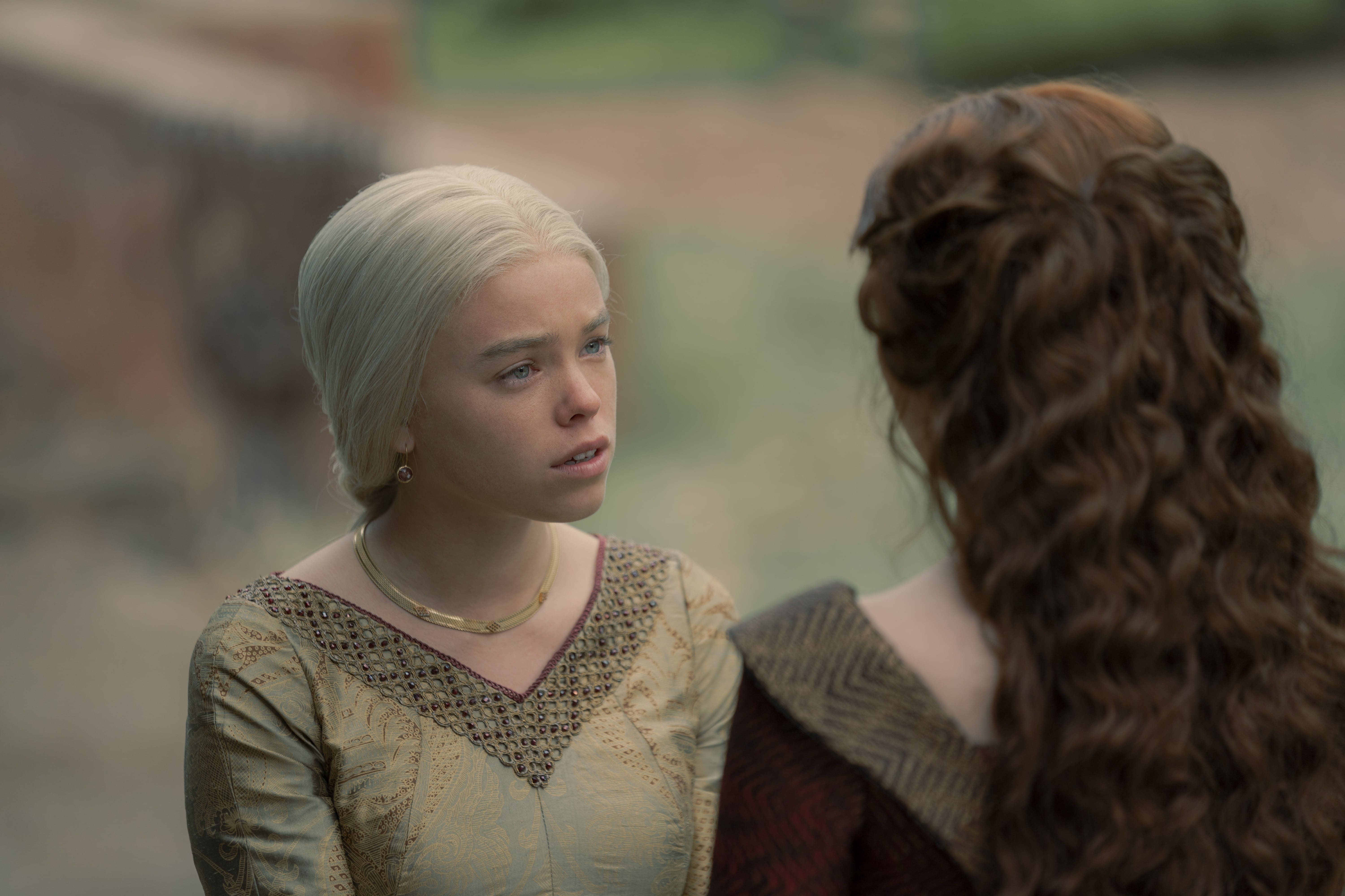 Young Alicent (Emily Carey), Young Rhaenyra (Milly Alcock), Red Keep Godswood 1x04 (5)