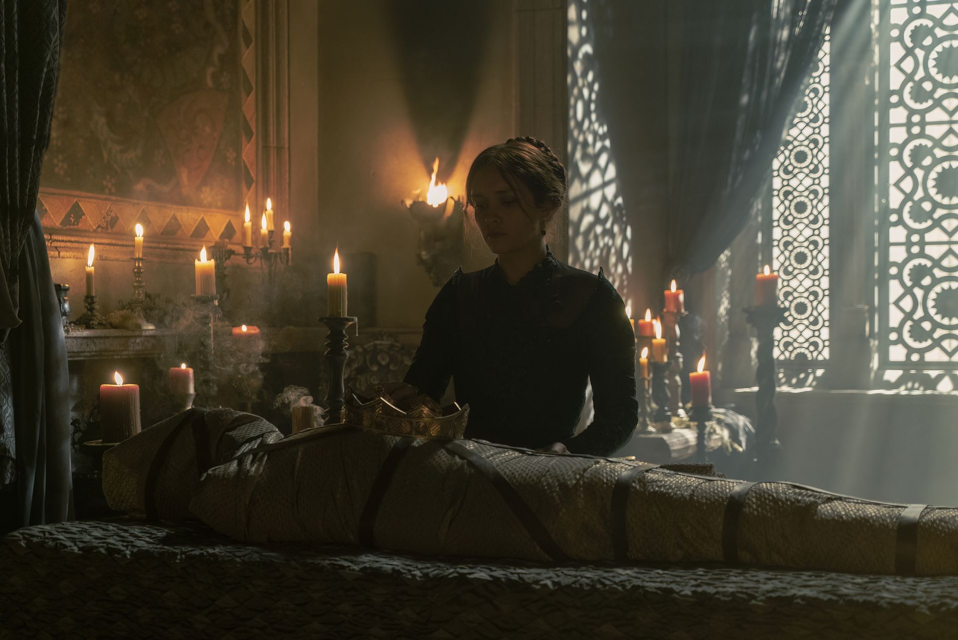 King's Landing Red Keep, Alicent Hightower (Olivia Cooke), Viserys Corpse, 1x09 (1)