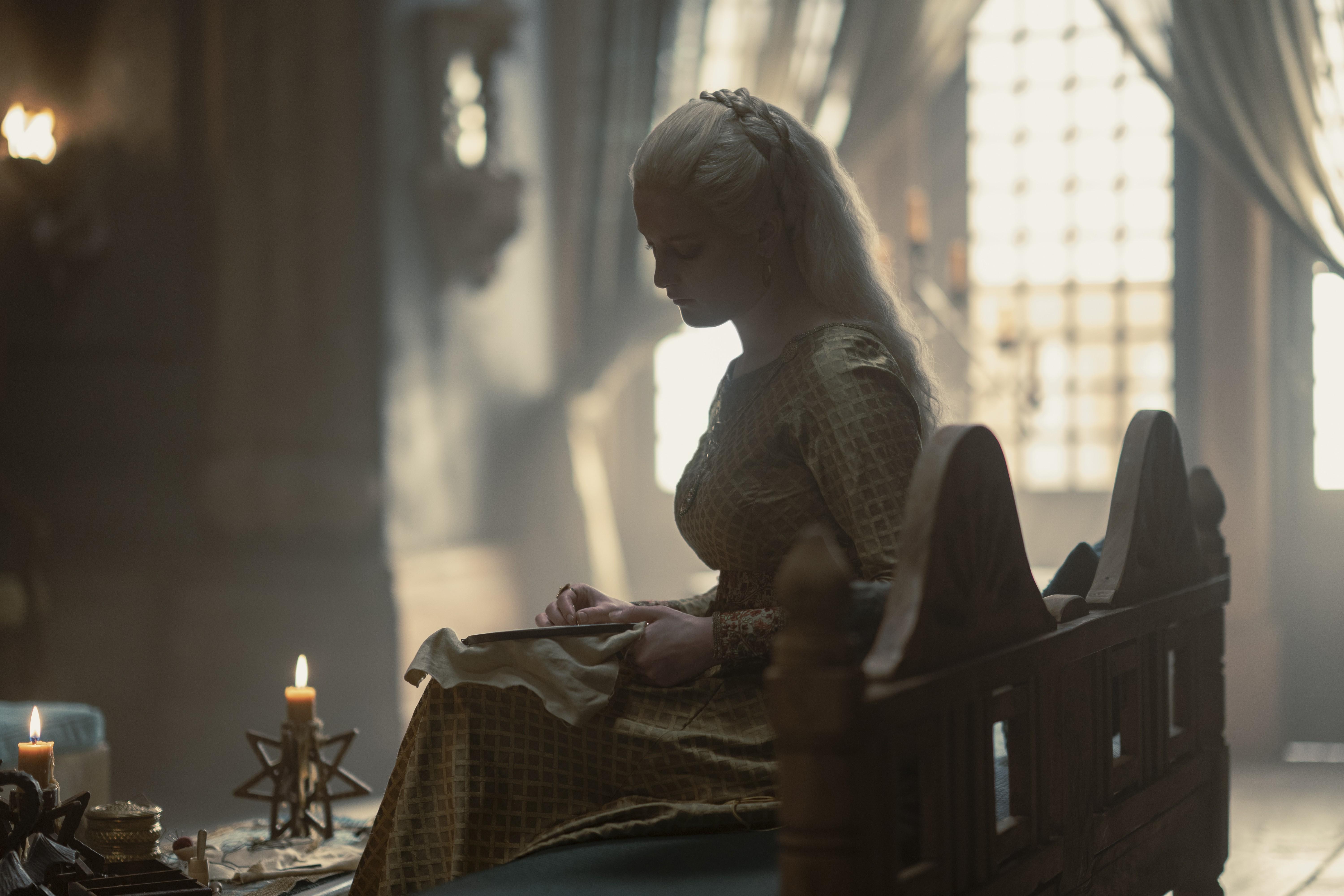 King's Landing Red Keep, Helaena Targaryen (Phia Saban), 1x09 (1)