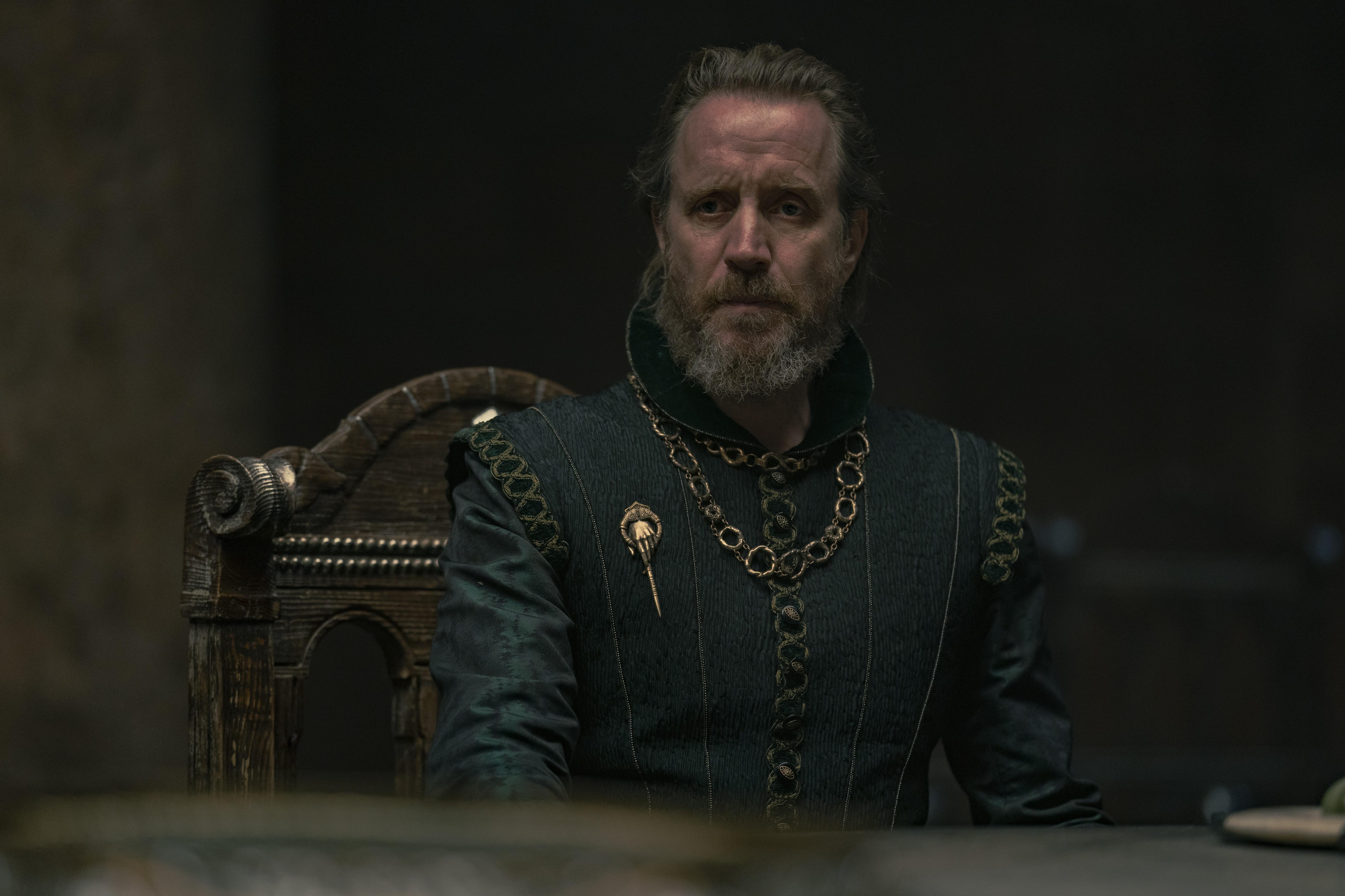 King's Landing Red Keep Small Council, Otto Hightower (Rhys Ifans), 1x09 (1)
